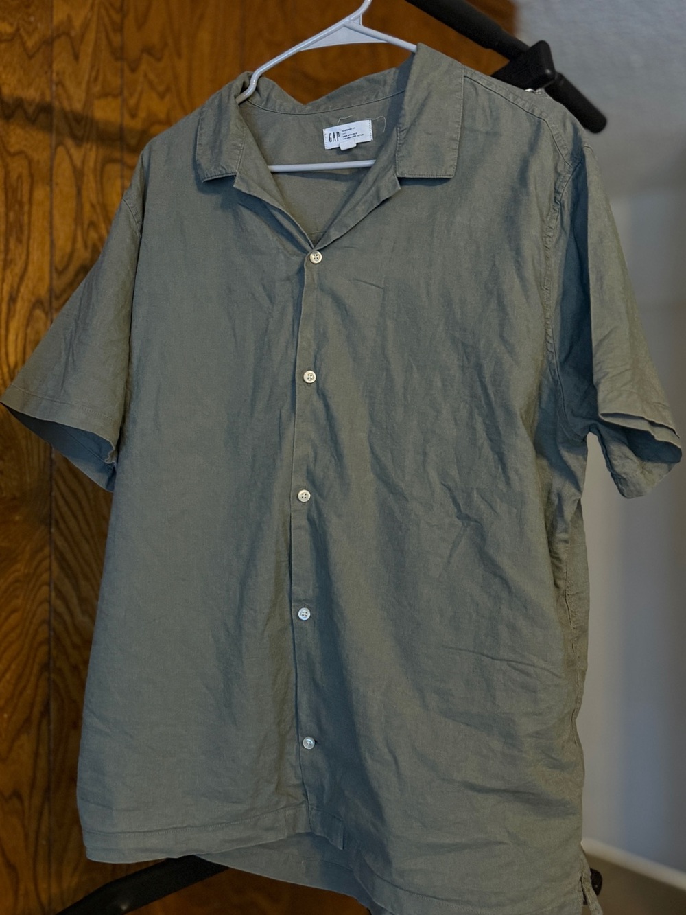 GAP Men's Short Sleeve Button-Down Shirt in Olive